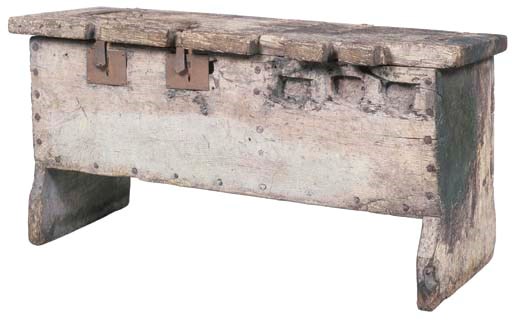 A WELSH MEDIEVAL OAK CHEST