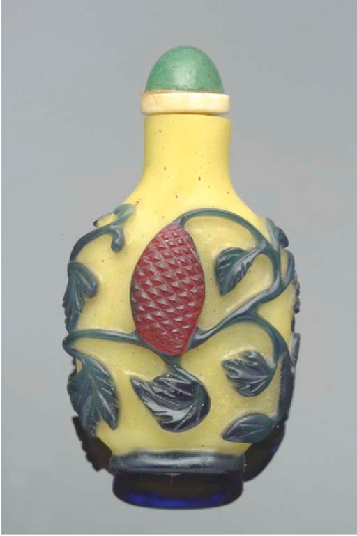 A Chinese two-colour overlay glass snuff bottle, 19th Century