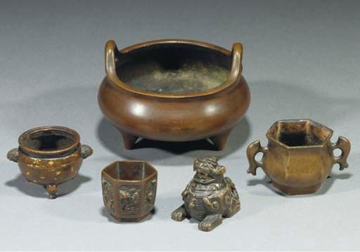A Chinese miniature gold splashed tripod censer, 17th/18th century