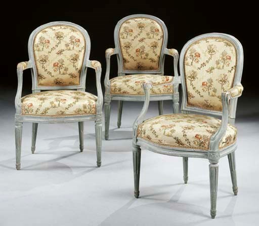 SUITE DE TROIS FAUTEUILS EN CABRIOLET D'EPOQUE TRANSITION