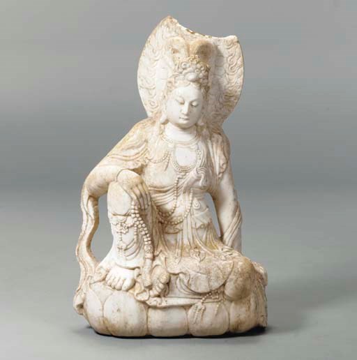 A WHITE MARBLE FIGURE OF A SEATED GUANYIN,