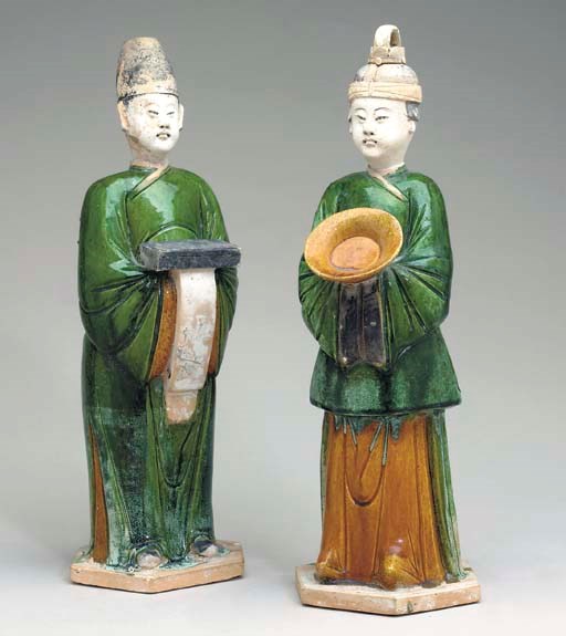 A PAIR OF GREEN-GLAZED POTTERY FIGURES OF A MALE AND FEMALE ATTENDANT,