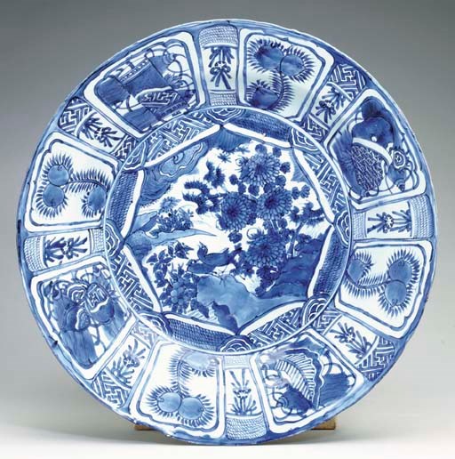 A LARGE BLUE AND WHITE CHARGER,