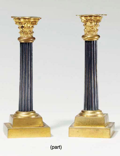 GROUP OF DECORATIVE TABLE ARTICLES