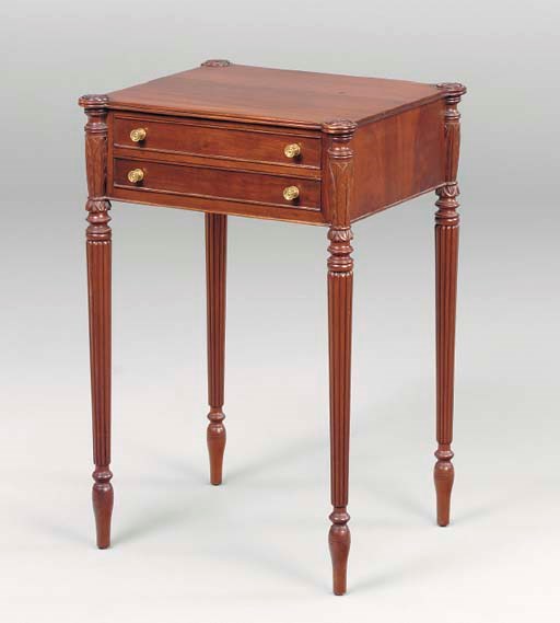 A FEDERAL STYLE MAHOGANY SIDE TABLE