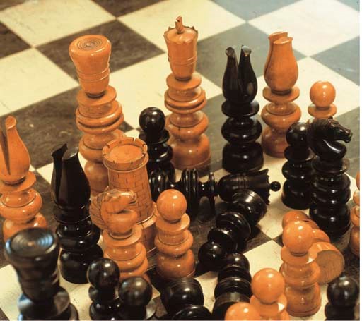 A PART SET OF VICTORIAN TURNED BEECH AND EBONISED CHESS PIECES