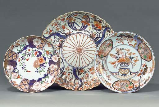 A LARGE ARITA FLUTED DISH