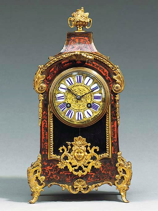 A FRENCH SCARLET-BOULLE AND GILT-METAL MOUNTED STRIKING MANTEL CLOCK