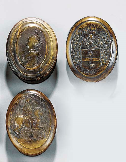 A PRESSED HORN SNUFF BOX