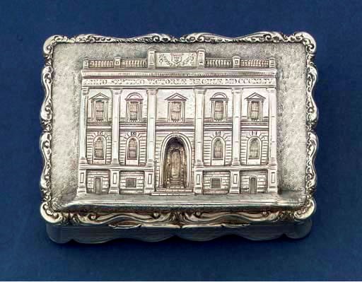 A Victorian gilt-lined snuff box