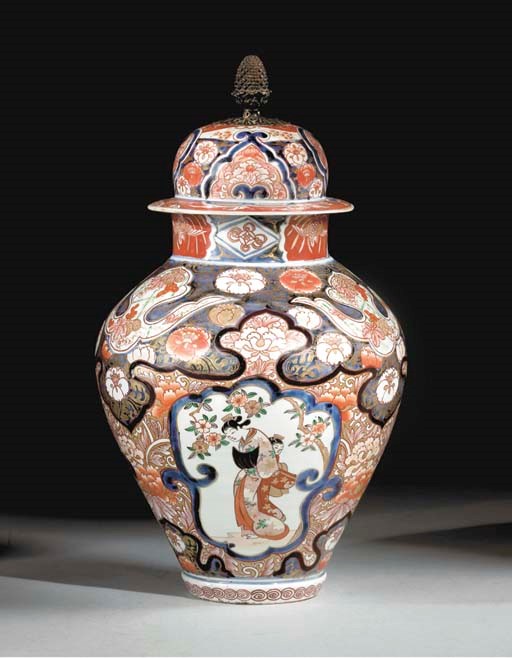 POTICHE COUVERTE EN PORCELAINE IMARI