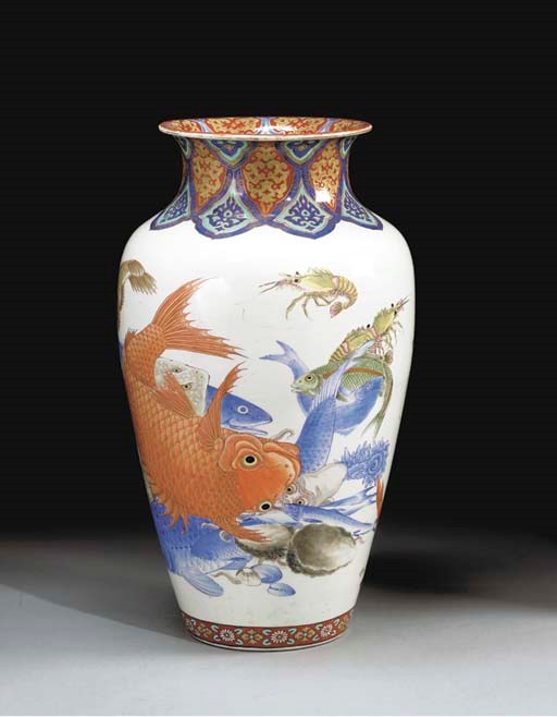 GRAND VASE EN PORCELAINE POLYCHROME