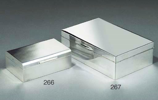 A CONTINENTAL STERLING SILVER CIGAR OR CIGARETTE BOX