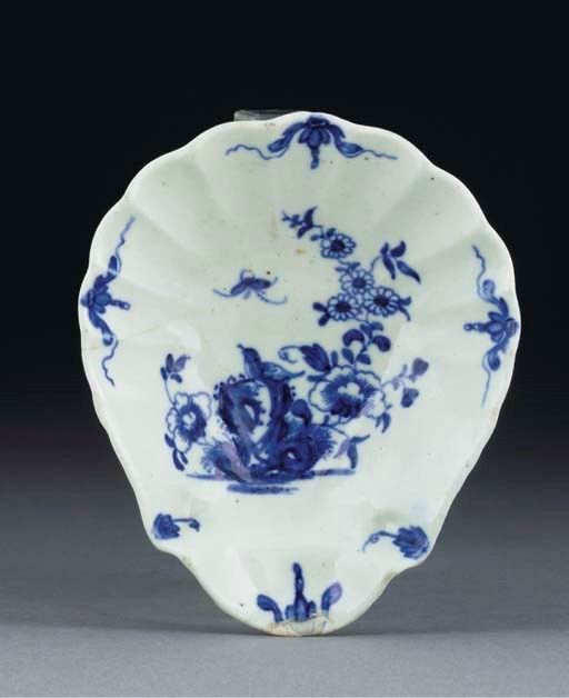 A Worcester blue and white shell-shaped pickle-dish