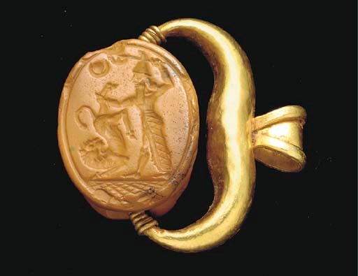A PHOENICIAN GOLD AND YELLOW JASPER SCARAB