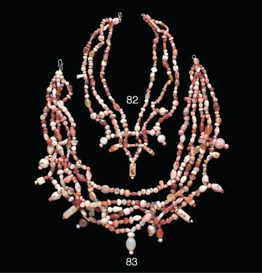 A SYRIAN AGATE BEAD NECKLACE