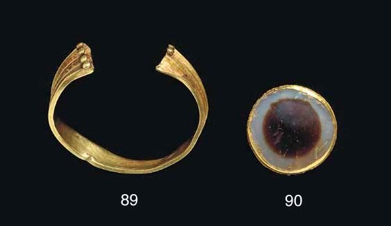 A WESTERN ASIATIC GOLD AND EYE AGATE BEAD