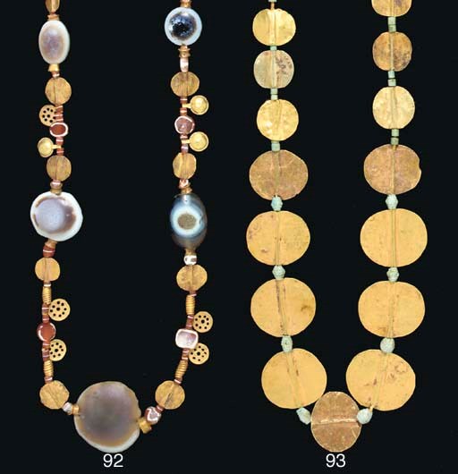 A BACTRIAN EYE AGATE, CARNELIAN AND GOLD BEAD NECKLACE