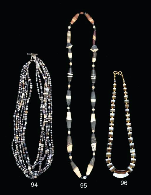 A BACTRIAN BANDED AGATE BEAD NECKLACE