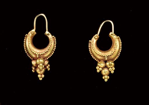A PAIR OF ROMAN OR PARTHIAN GOLD EARRINGS
