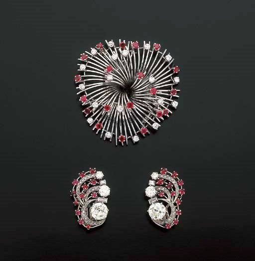 BROCHE ET PAIRE DE BOUCLES D'OREILLES RUBIS ET DIAMANTS