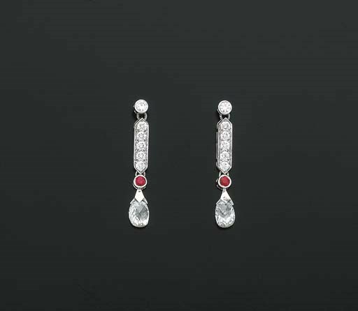 PAIRE DE PENDANTS D'OREILLES RUBIS ET DIAMANTS, PAR BOUCHERON