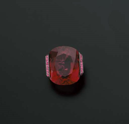 BAGUE "FANTASIA OBLIQUE" RUBELLITE, SAPHIRS ROSES ET DIAMANTS JAUNES, PAR GUY ELLIA