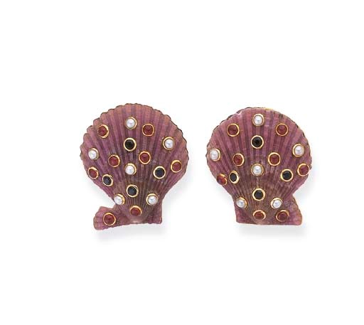 PAIRE DE CLIPS D'OREILLES COQUILLAGE RUBIS, SAPHIRS, PERLES DE CULTURE, PAR TRIANON