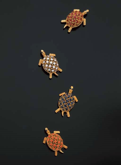 SUITE DE QUATRE CLIPS SAPHIRS, RUBIS, CORAIL ET DIAMANTS, PAR CARTIER