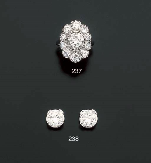 PAIRE DE CLOUS D'OREILLES DIAMANTS