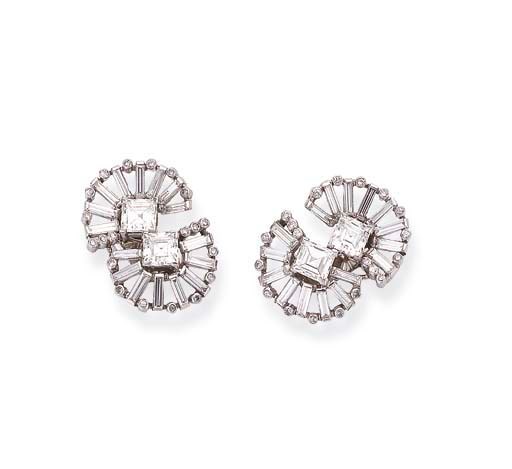 PAIRE DE CLIPS D'OREILLES EVENTAIL DIAMANTS, PAR BELPERRON