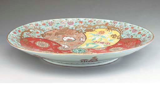 A LARGE CHINESE EXPORT PORCELAIN DISH,