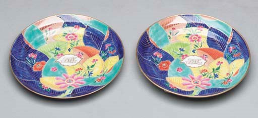 TWO CHINESE EXPORT TOBACCO LEAF PLATES,