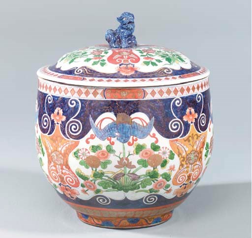 A LARGE CHINESE EXPORT PORCELAIN JAR AND COVER,