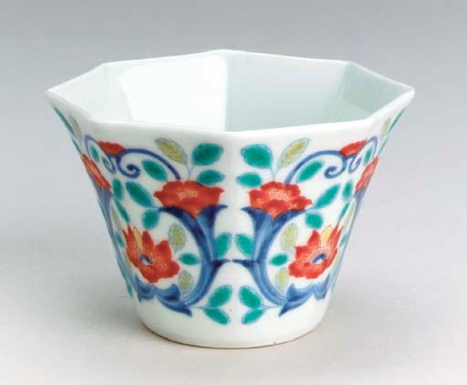 A JAPANESE PORCELAIN FOOD CONTAINER (MUKOZUKE),