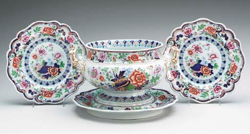 AN ENGLISH STONEWARE SOUP TUREEN ON STAND WITH FOUR DINNER PLATES,