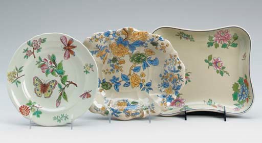 A GROUP OF ENGLISH EARTHENWARE AND POLYCHROME DECORATED DESSERT WARES,