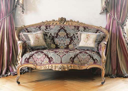 A NAPOLEON III CARVED GILTWOOD SETTEE COVERED IN SILK DAMASK VELVET,