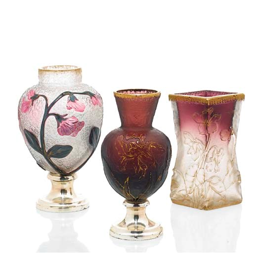 DEUX PETITS VASES BALUSTRES ET UN VASE DIABOLO DE SECTION LOSANGéE