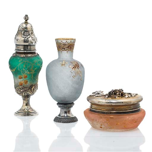UN SAUPOUDROIR, UN VASE BALUSTRE SUR PIéDOUCHE ET UNE BONBONNIèRE, VERS 1893