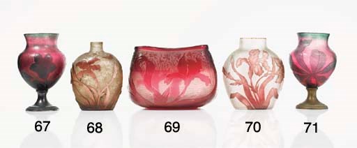 PETIT VASE BALUSTRE SUR PIéDOUCHE EN MéTAL PATINé