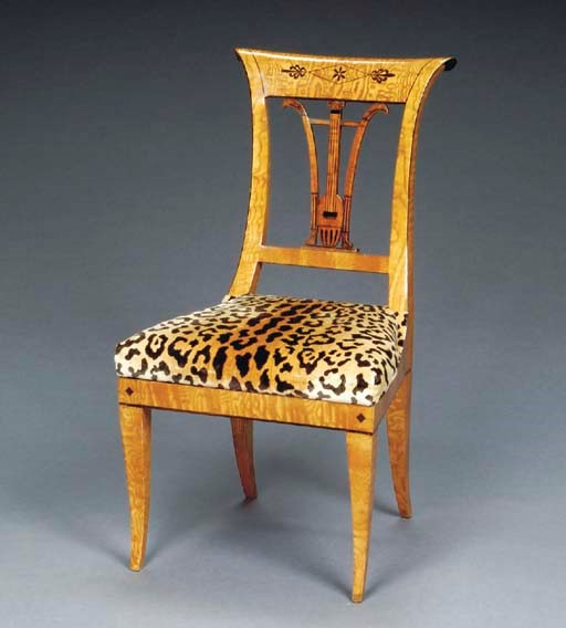 A SET OF FOUR CONTINENTAL NEOCLASSICAL STYLE SIDE CHAIRS,