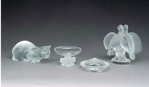 A GROUP OF LALIQUE GLASS TABLE OBJECTS,