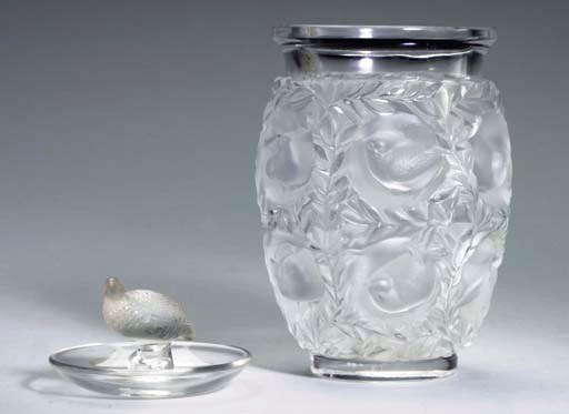 A FROSTED GLASS VASE AND VIDE POCHE,