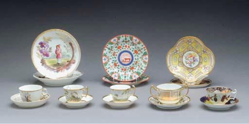 A GROUP OF ENGLISH PORCELAIN TABLE WARES,
