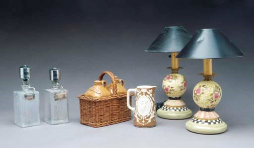 A GROUP OF VARIOUS TABLE ARTICLES,