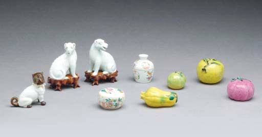 A GROUP OF CHINESE EXPORT PORCELAIN TABLE OBJECTS,