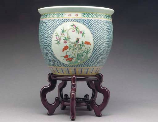 A CHINESE EXPORT PORCELAIN JARDINIERE,
