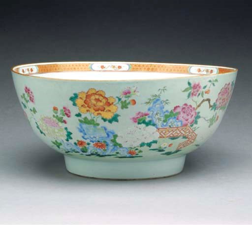 A CHINESE EXPORT PORCELAIN FAMILLE ROSE PUNCH BOWL,
