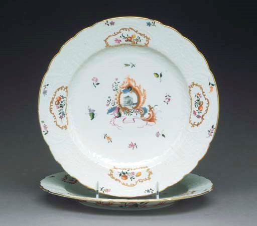 A PAIR OF CHINESE EXPORT PORCELAIN SERVICE PLATES,
